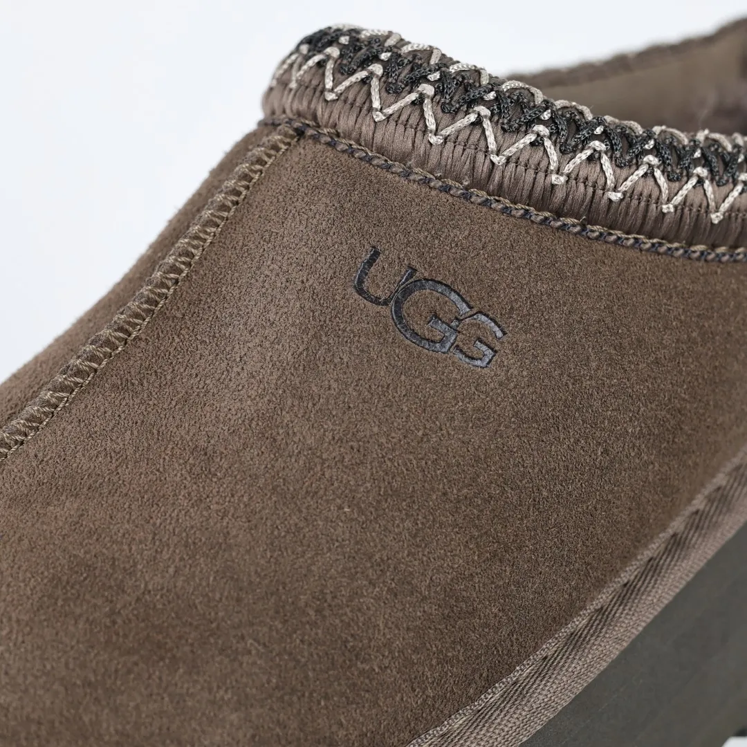 Pick up locally 💰540 The core product is good price UGG Tazz series walnut color half-flops Xiaohongshu hot model Henan Longfeng leather production Sheepskin integrated top quality in the market Waterproof upper material 2-3 cm cashmere insole to keep warm in winter and suitable for home use UUG has launched a style series in the new year, which is partially geared towards the preferences of young consumers and has also moved to the forefront of fashion trends. Shoe body material Water-repellent coated suede upper 17mm UGGPURE™ implanted wool insole Lightweight non-slip comfortable rubber outsole With brand LOGO Trademark Comes with full packaging Size: 35 36 37 38 39 40